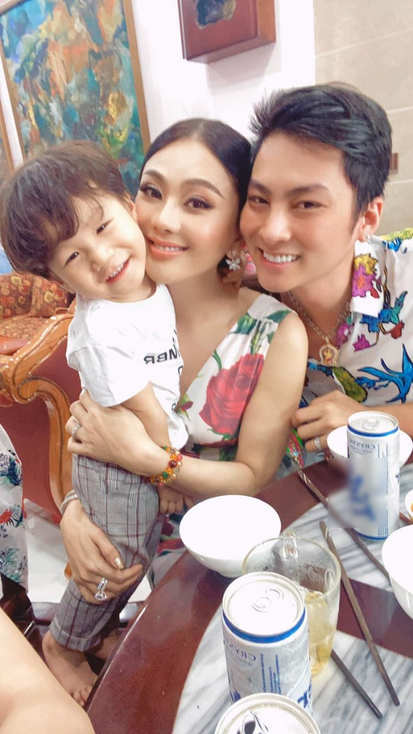 Con trai của Lâm Khánh Chi càng lớn càng đẹp, được bố mẹ cưng chiều