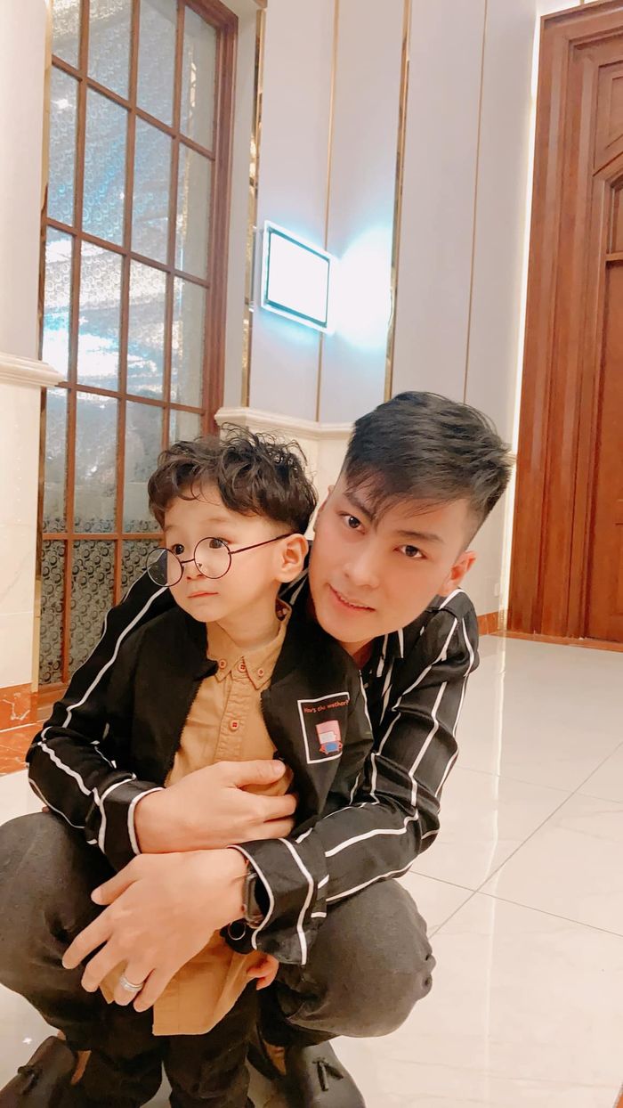 Con trai của Lâm Khánh Chi càng lớn càng đẹp, được bố mẹ cưng chiều