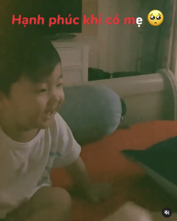 Con trai Hòa Minzy bi bô: Hạnh phúc khi có bố mẹ