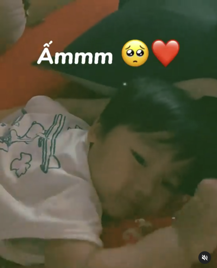 Con trai Hòa Minzy bi bô: Hạnh phúc khi có bố mẹ