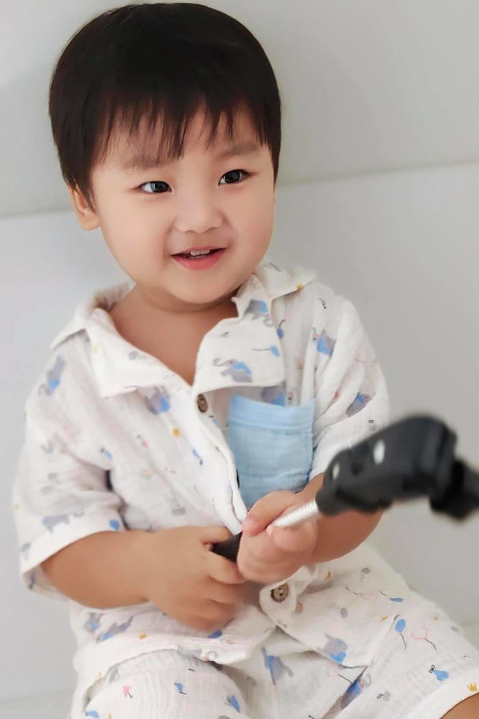 Con trai Hòa Minzy bi bô: Hạnh phúc khi có bố mẹ