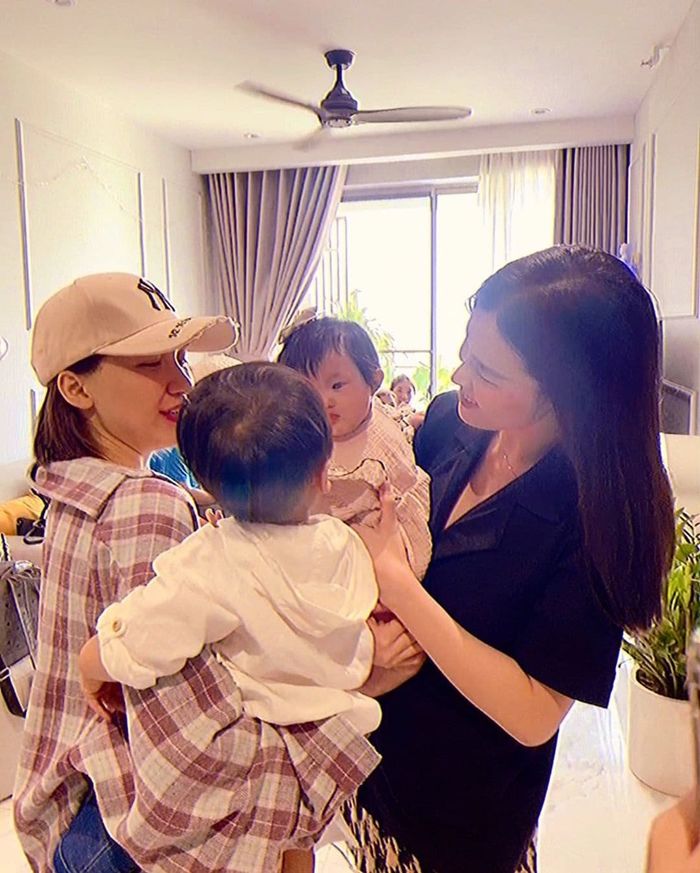 Con trai Hoà Minzy gây bão vì cột tóc cao giống ái nữ nhà Đông Nhi