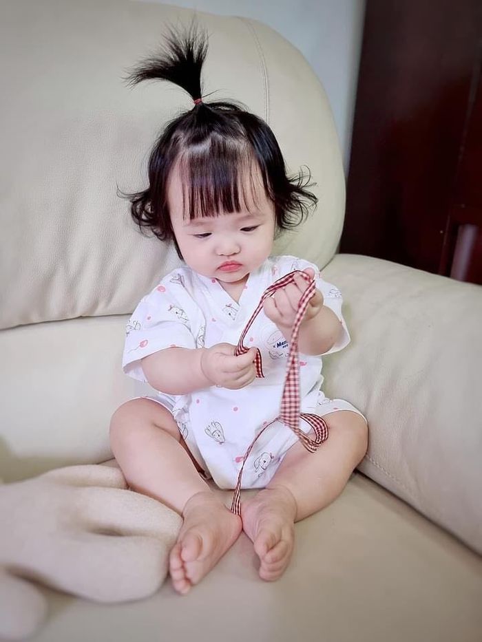 Con trai Hoà Minzy gây bão vì cột tóc cao giống ái nữ nhà Đông Nhi