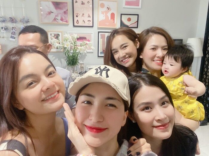 Con trai Hoà Minzy gây bão vì cột tóc cao giống ái nữ nhà Đông Nhi