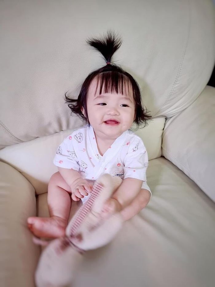 Con trai Hoà Minzy gây bão vì cột tóc cao giống ái nữ nhà Đông Nhi