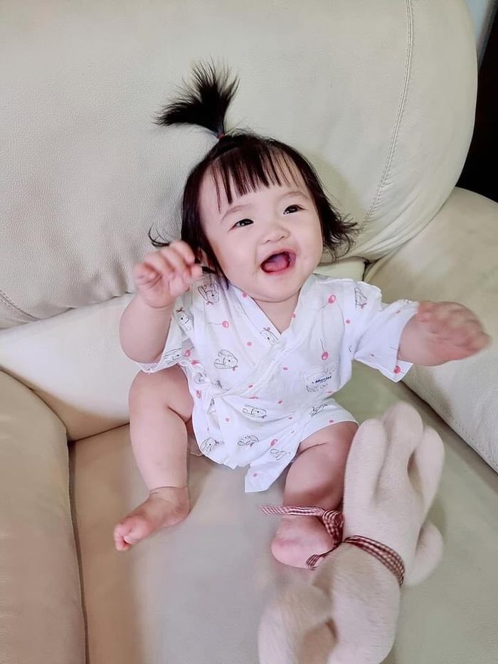 Con trai Hoà Minzy gây bão vì cột tóc cao giống ái nữ nhà Đông Nhi