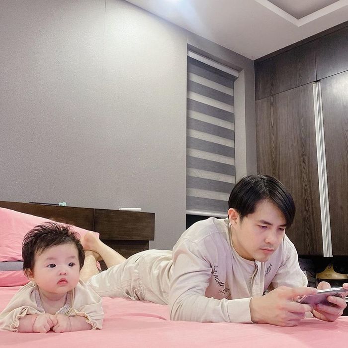 Con trai Hoà Minzy gây bão vì cột tóc cao giống ái nữ nhà Đông Nhi