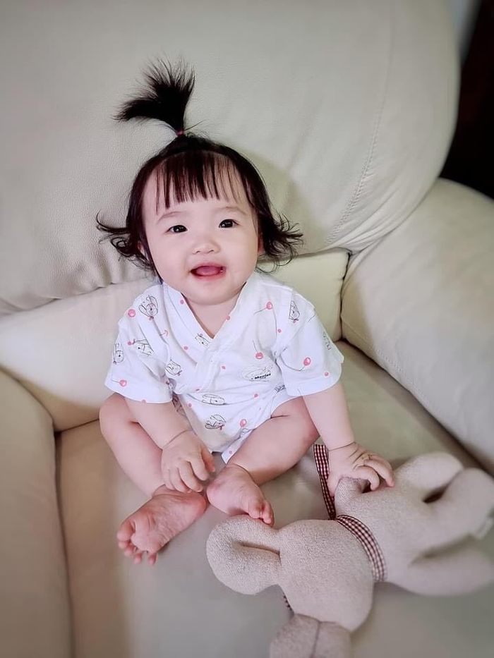 Con trai Hoà Minzy gây bão vì cột tóc cao giống ái nữ nhà Đông Nhi