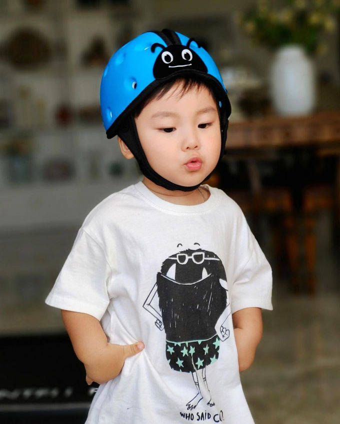 Con trai Hoà Minzy sắp lên 2: ăn vạ bà ngoại còn biết khen mẹ đẹp
