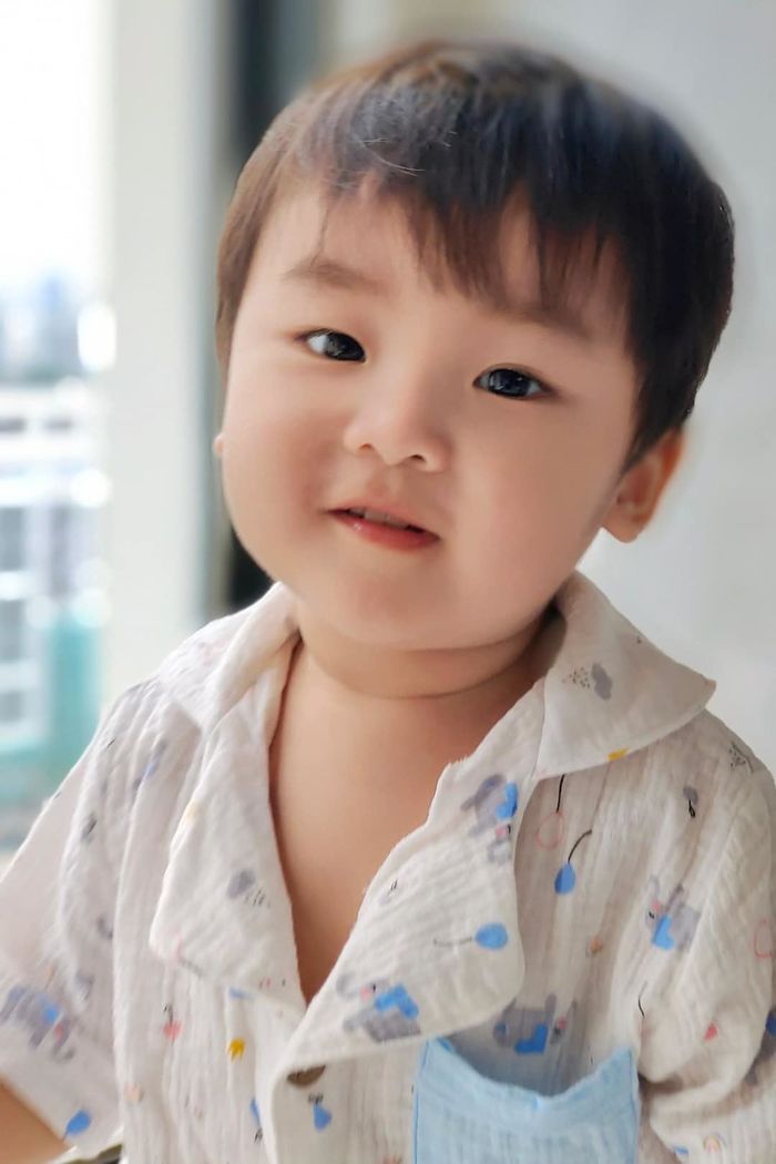 Con trai Hoà Minzy sắp lên 2: ăn vạ bà ngoại còn biết khen mẹ đẹp