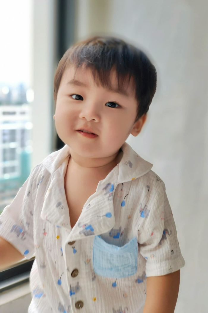 Con trai Hoà Minzy sắp lên 2: ăn vạ bà ngoại còn biết khen mẹ đẹp