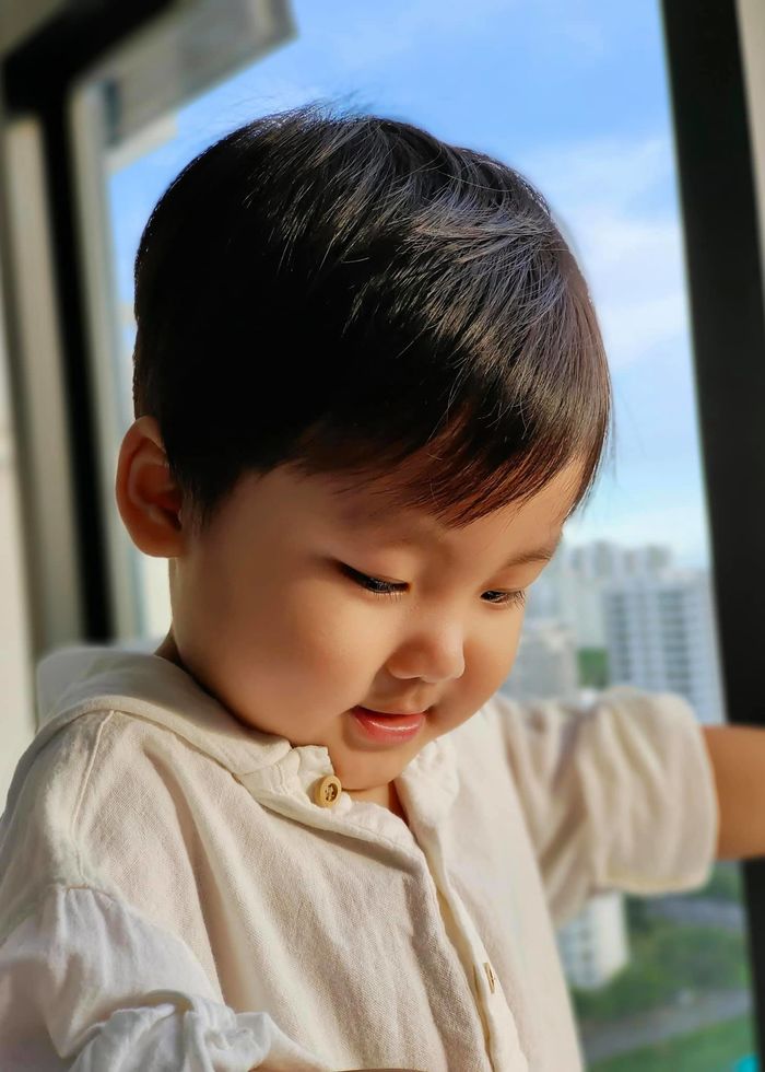Con trai Hoà Minzy sắp lên 2: ăn vạ bà ngoại còn biết khen mẹ đẹp