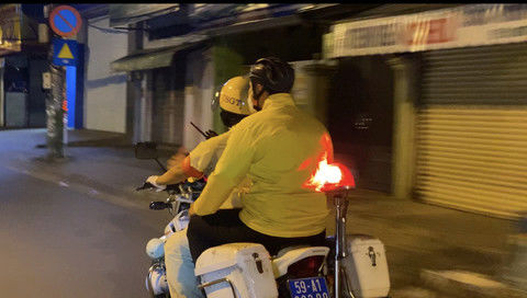 Hai chị em vay nợ về quê được CSGT tặng tiền, lấy SĐT để hỗ trợ