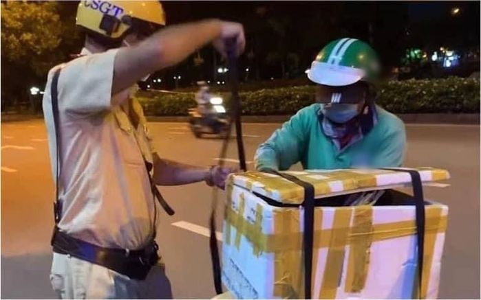 Công an mùa dịch: Hộ tống nam thanh niên về gặp anh trai qua đời