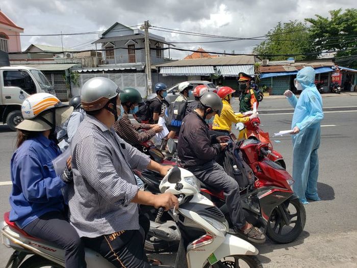 CSGT giúp bốn người lỡ chuyến phà đêm và còn hộ tống một đoạn về nhà