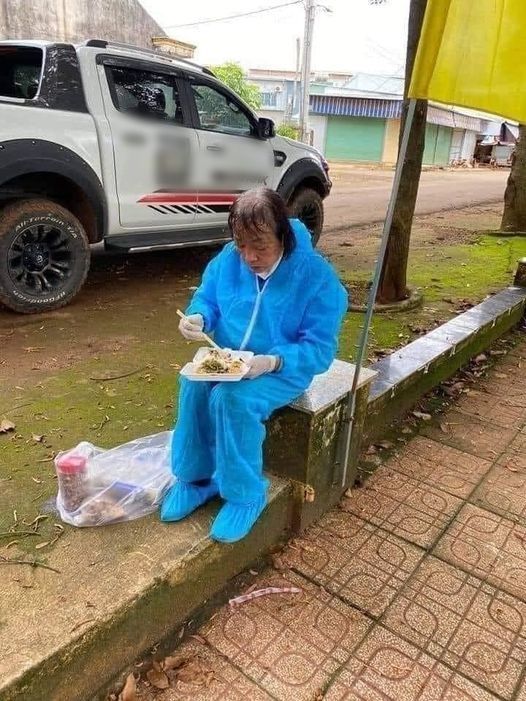 Cụ bà U80 vẫn xông pha làm TNV: Bữa ăn giản dị, ngồi 1 góc để an toàn