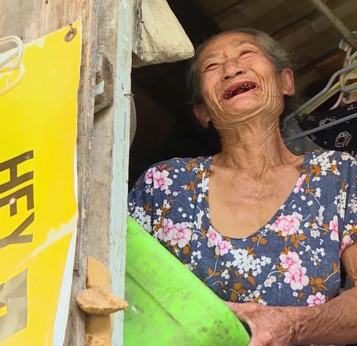 Cụ bà cả đời đơn độc trên sông, mưu sinh bằng nghề lượm ve chai