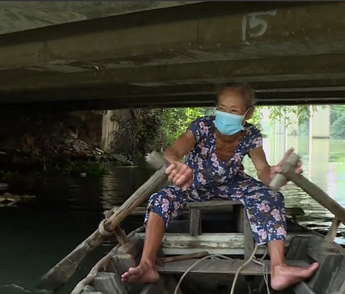 Cụ bà cả đời đơn độc trên sông, mưu sinh bằng nghề lượm ve chai