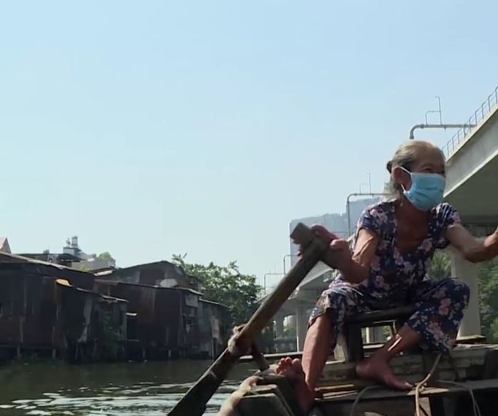 Cụ bà cả đời đơn độc trên sông, mưu sinh bằng nghề lượm ve chai