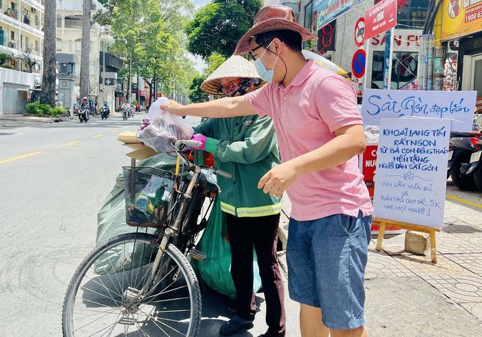 Ấm áp mùa dịch: siêu thị 0 đồng, người được cho 2 chỉ lấy 1