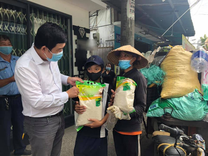 Ấm áp mùa dịch: siêu thị 0 đồng, người được cho 2 chỉ lấy 1