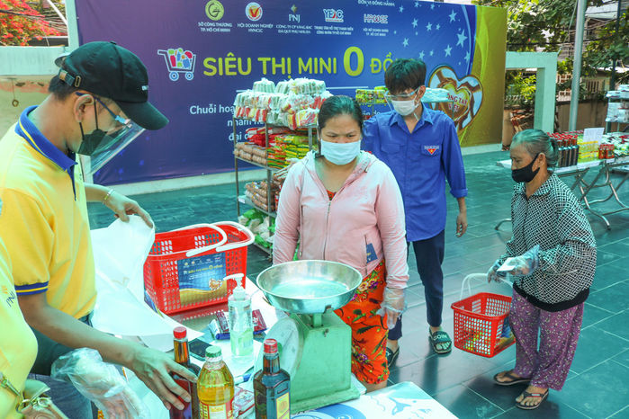 Ấm áp mùa dịch: siêu thị 0 đồng, người được cho 2 chỉ lấy 1