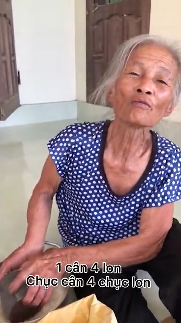 Mệ già Quảng Bình gửi thực phẩm cho SG: Mệ có từng mô ủng hộ từng nấy