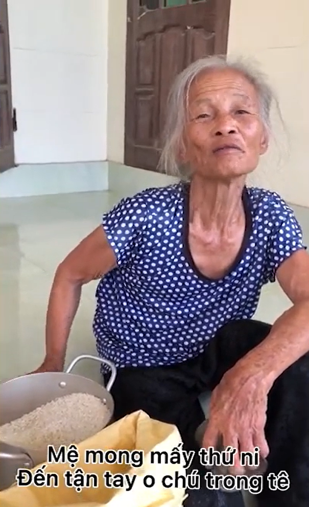 Mệ già Quảng Bình gửi thực phẩm cho SG: Mệ có từng mô ủng hộ từng nấy