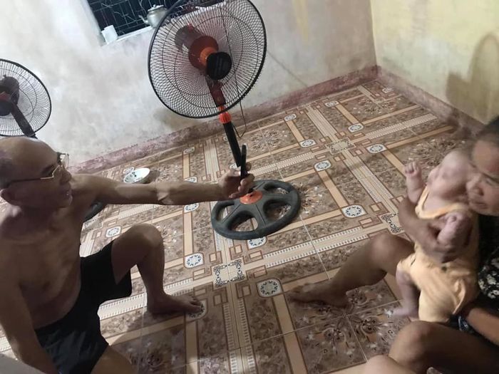 Cụ ông 68 tuổi thích chụp ảnh vợ mình mặc váy đi cho vừa mát vừa đẹp