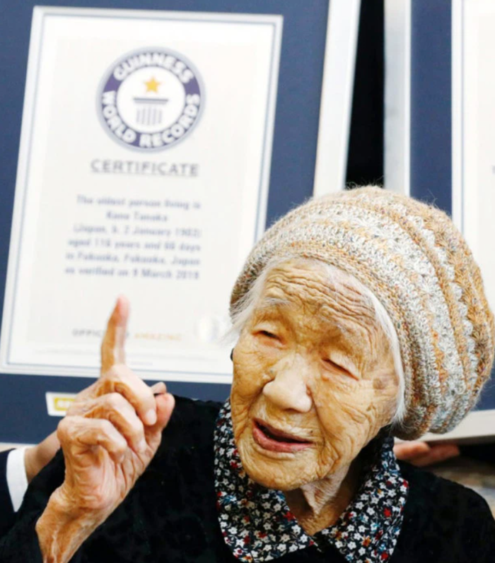 Cụ ông 112 tuổi thọ nhất thế giới, bí quyết là không hít drama