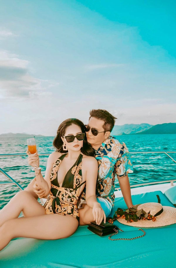 Cùng lấy đại gia: Người rửa chân cho chồng, người ngược lại