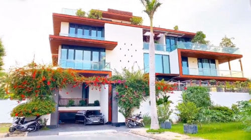 Cùng lấy đại gia: Người rửa chân cho chồng, người ngược lại