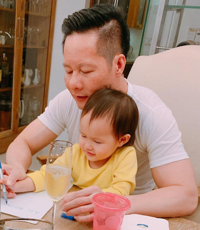 Cùng lấy đại gia: Người rửa chân cho chồng, người ngược lại