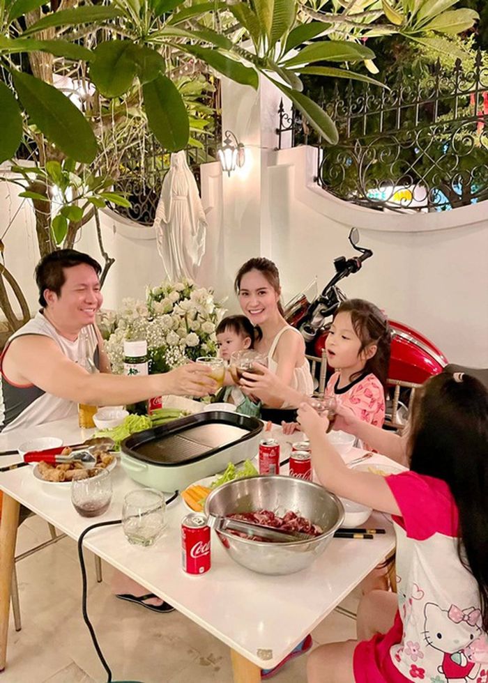 Cùng lấy đại gia: Người rửa chân cho chồng, người ngược lại