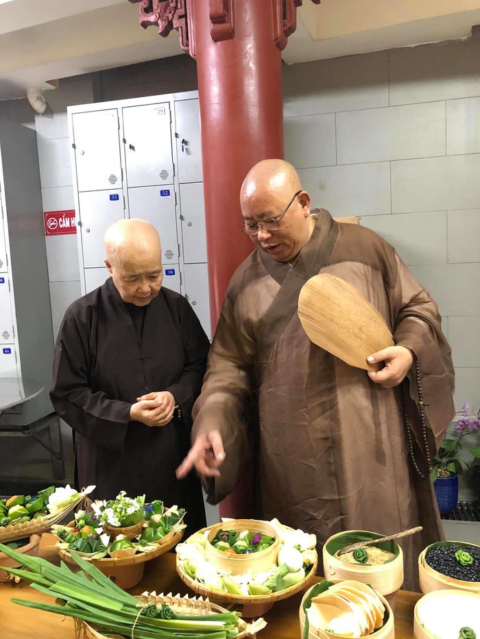 Cuộc sống của huyền thoại dạy nấu ăn Cẩm Vân: xuất gia ở tuổi 65