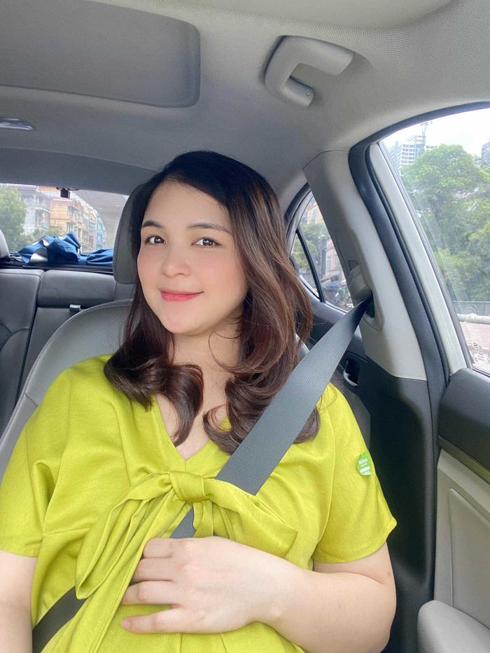 Cuộc sống hiện tại của chị Kính Hồng: Sinh con gái có má lúm cực yêu