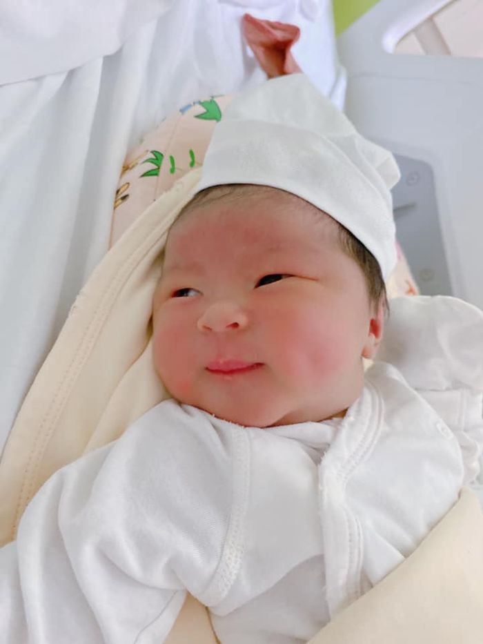 Cuộc sống hiện tại của chị Kính Hồng: Sinh con gái có má lúm cực yêu