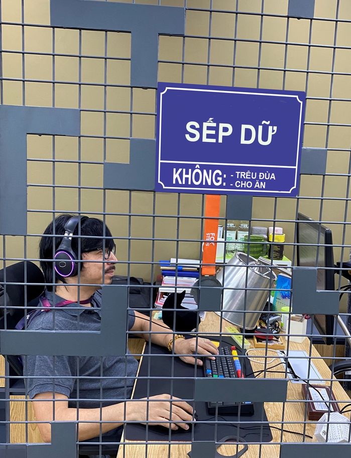Cuộc sống của GS Xoay: ra đường kiêm đủ vai trò, về nhà 1 nách 2 con