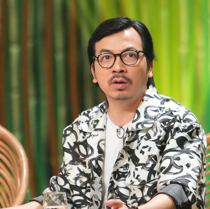 Cuộc sống của GS Xoay: ra đường kiêm đủ vai trò, về nhà 1 nách 2 con