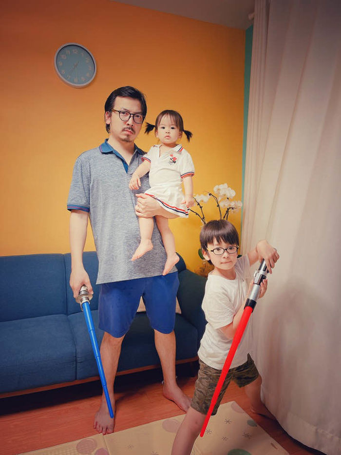 Cuộc sống của GS Xoay: ra đường kiêm đủ vai trò, về nhà 1 nách 2 con