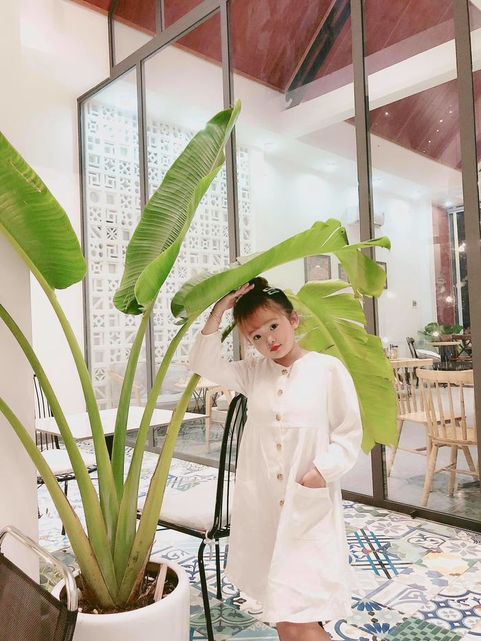 Cuộc sống khó tin của cô gái 20 tuổi có ngoại hình như học sinh lớp 1