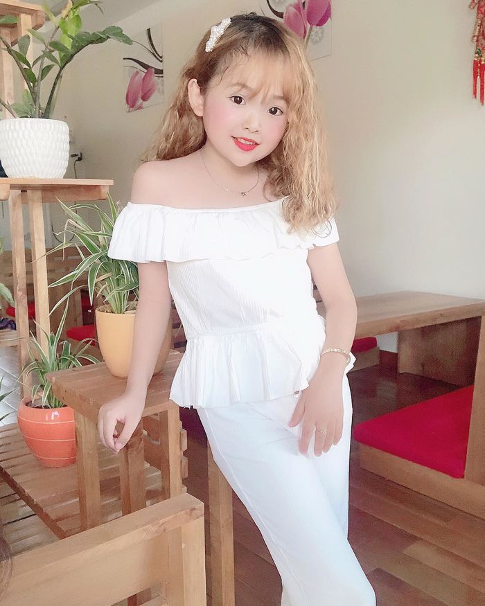 Cuộc sống khó tin của cô gái 20 tuổi có ngoại hình như học sinh lớp 1