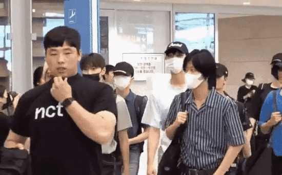 Cựu quản lý K-Pop tiết lộ lý do động tay với fans để bảo vệ idol
