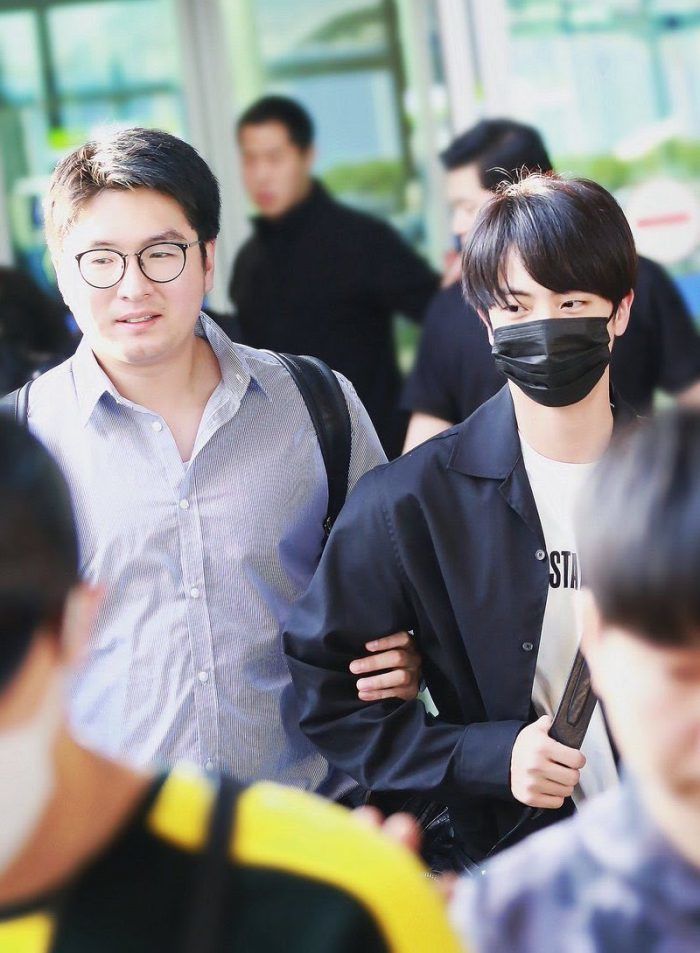 Cựu quản lý K-Pop tiết lộ lý do động tay với fans để bảo vệ idol