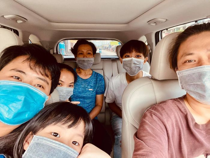 Đại gia đình đưa Hồ Văn Cường đi làm thủ tục thi tốt nghiệp THPT