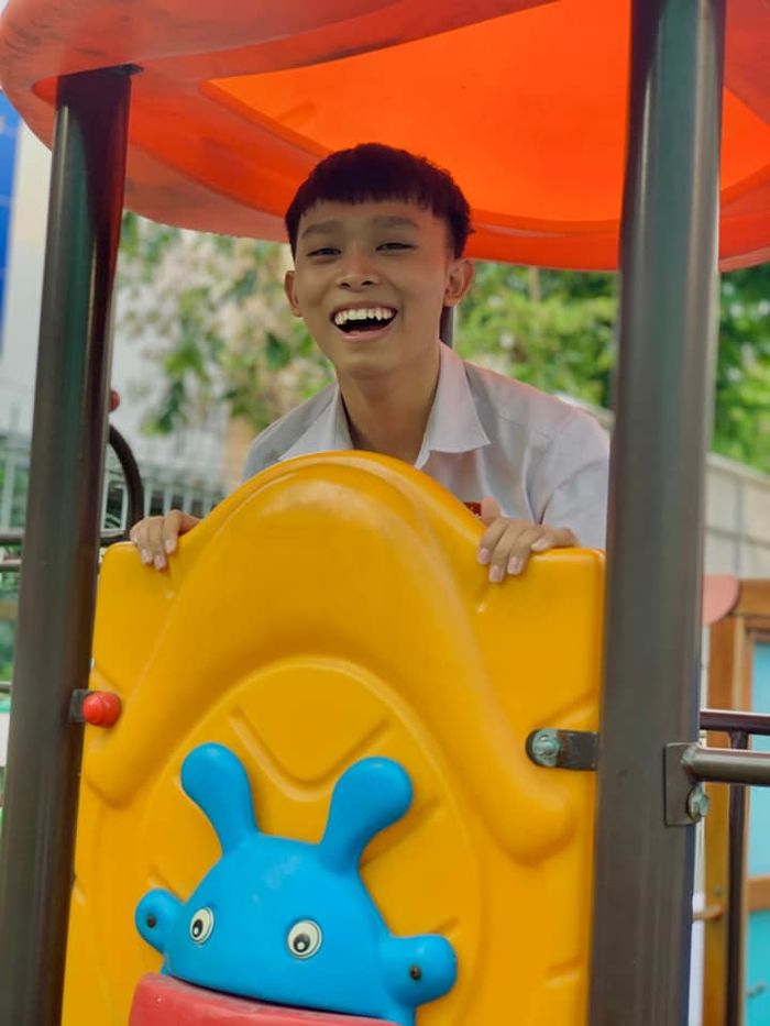 Đại gia đình đưa Hồ Văn Cường đi làm thủ tục thi tốt nghiệp THPT