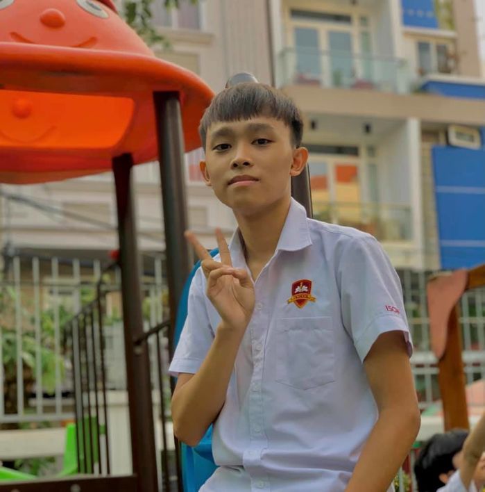 Đại gia đình đưa Hồ Văn Cường đi làm thủ tục thi tốt nghiệp THPT