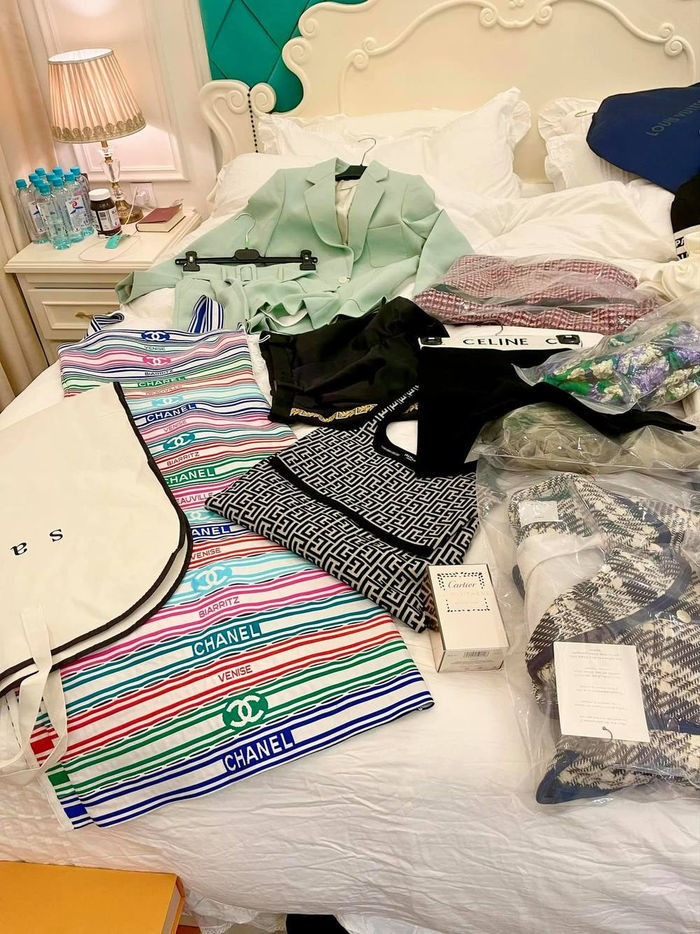 Đại gia Vbiz mùa giãn cách: Lý Hải Minh Hà đưa 4 con lên Đà Lạt