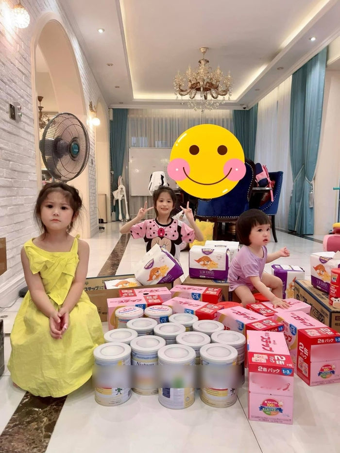 Đại gia Vbiz mùa giãn cách: Lý Hải Minh Hà đưa 4 con lên Đà Lạt