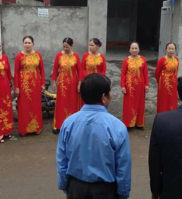 Dàn bê tráp lạ nhất Việt Nam: Cho trai giả gái, lúc toàn... bô lão